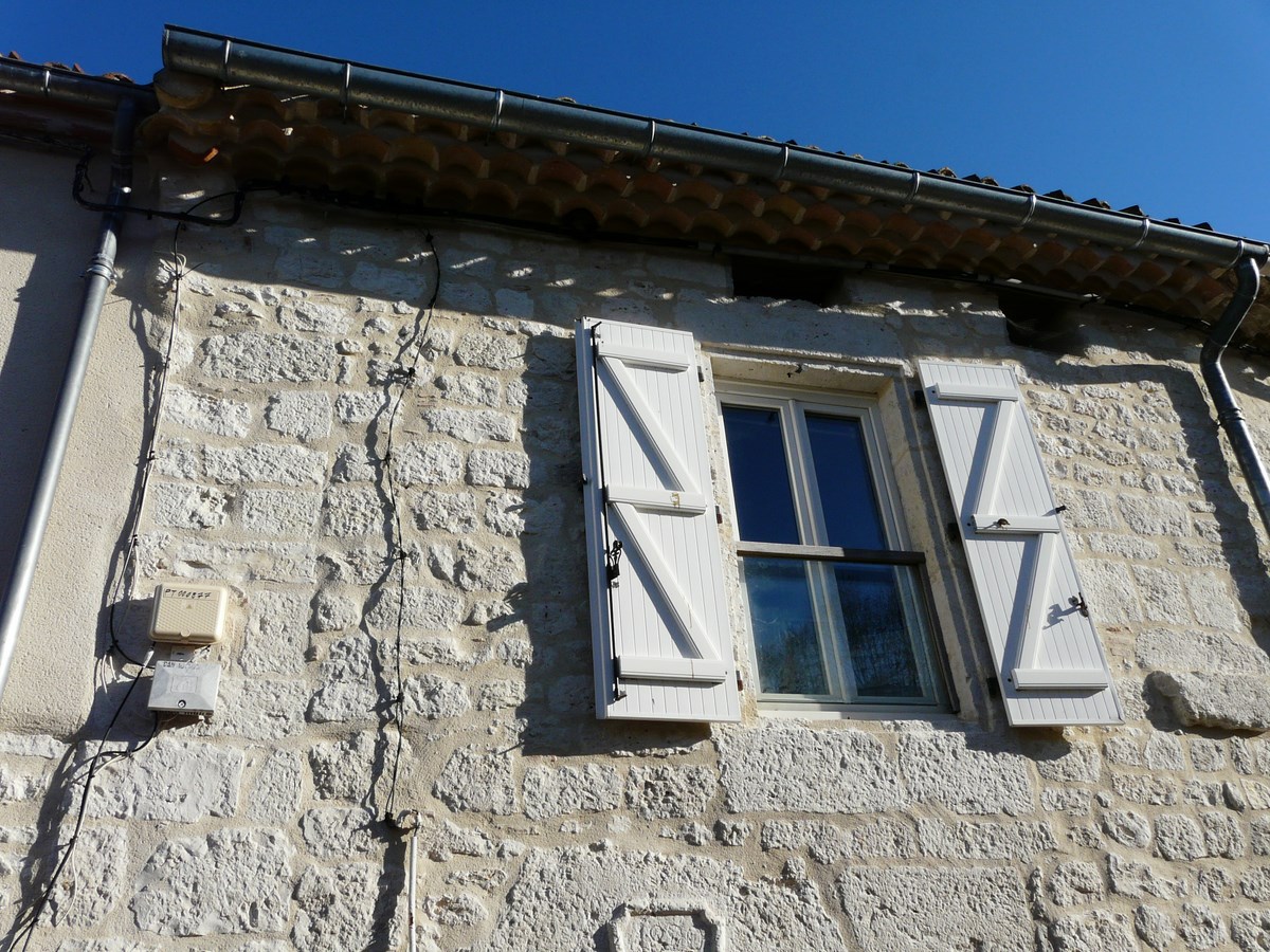 3976- MAISON DE VILLAGE en pierre avec cour