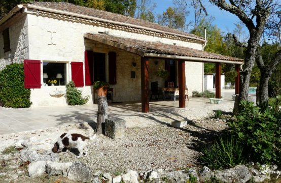 3679  Situation pleine de charme et de quiétude pour cette jolie maison en pierre