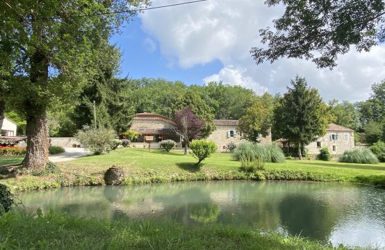 3766-Propriété pierre Montcuq En Quercy Blanc 400 m2 avec dépendances &#8211; 15 hectares