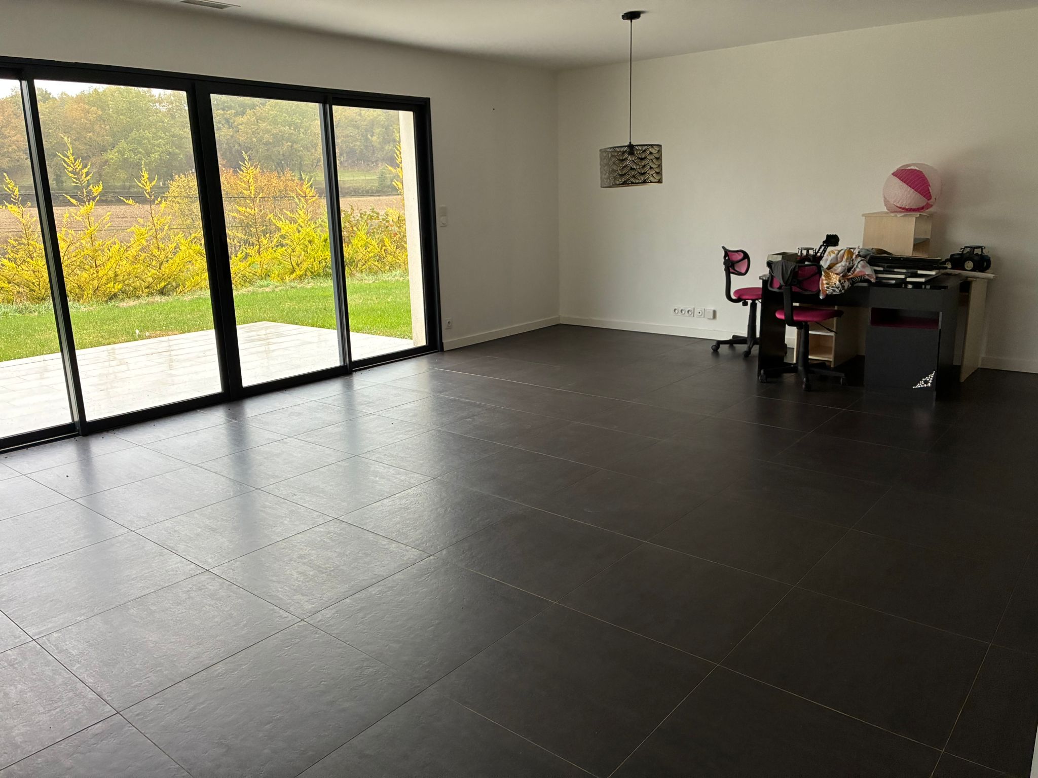 3980- Maison contemporaine de plain-pied avec grand terrain