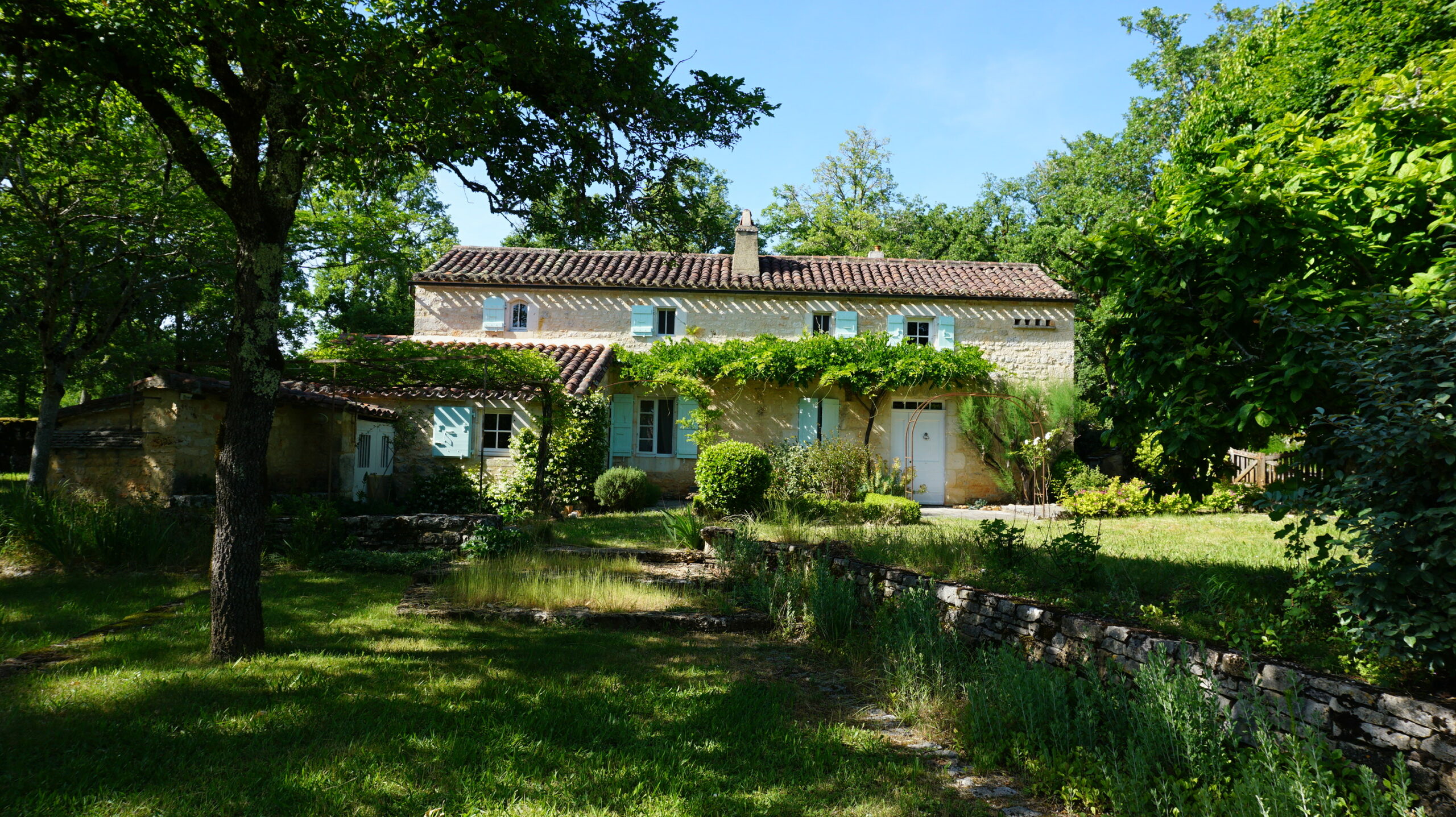 3985- Belle propriété rurale avec dépendances et terrain de 7 hectares