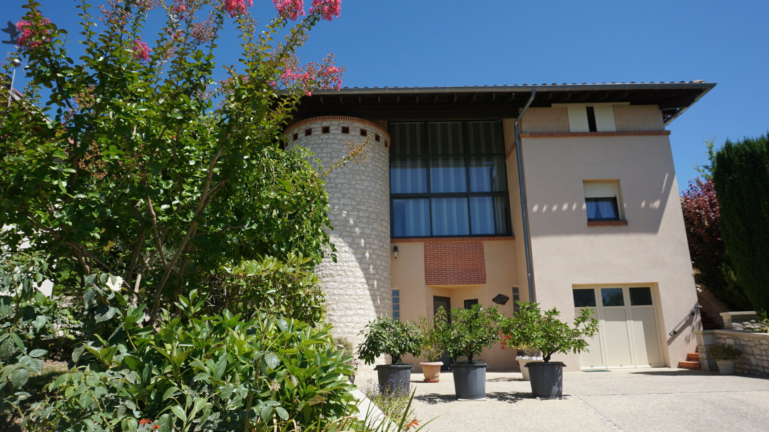 3996-Maison d&rsquo;architecte dans un quartier calme et terrain arboré.