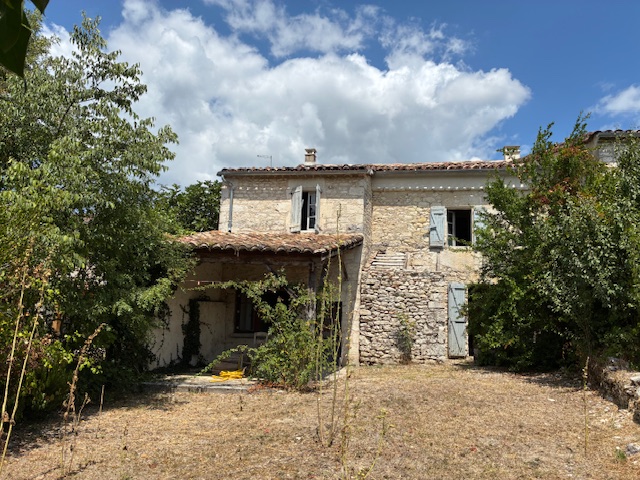 3999-Maison en pierre avec jardin et vue.