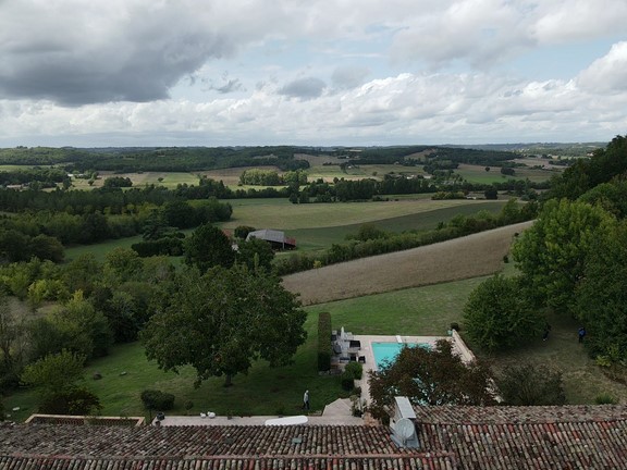 4005- Ensemble de caractère rénové et terrain arboré.